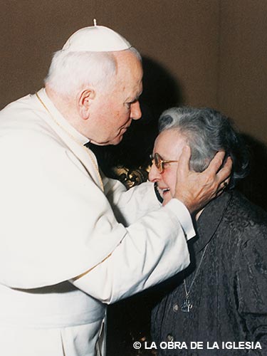 La Madre Trinidad acogida paternalmente por el Santo Padre Juan Pablo II en una audiencia privada. (3 de febrero de 1996)